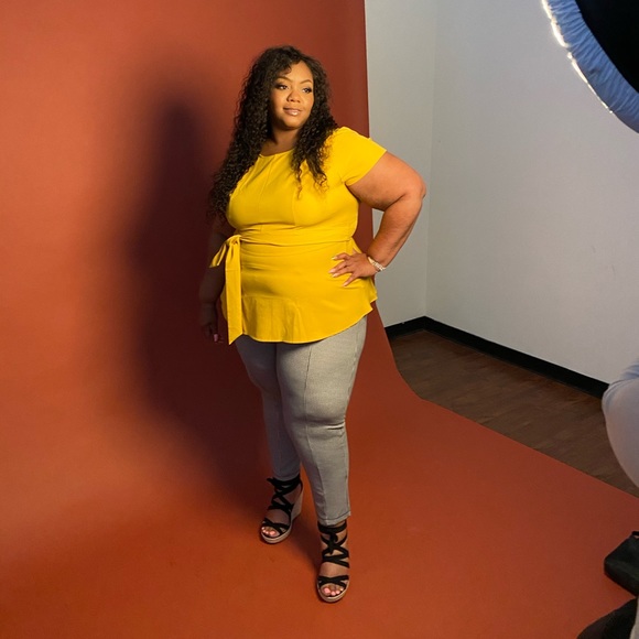 Hi Everyone Come on over and meet your posher ππ - Picture 1 of 4